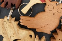 Holzschmuck Broschen, Schlüsselanhänger aus Holz mit verschiedenen Motiven