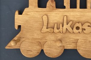 Einlrgearbeiten Holzgarderobe (Motiv: Lokomotive) in Einlegetechnik