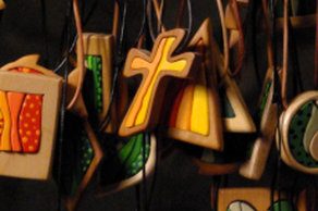 Halsketten Mehrteilige Halsketten in Einlegetechnik, farbig akzentuiert