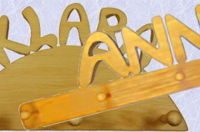 Garderoben 2 Garderoben aus Holz: halbrund und rechteckig