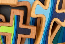 Moderne Wandkreuze Wandkreuze aus Holz mit farbigen Einlagen, gerade und geschwungene Formen